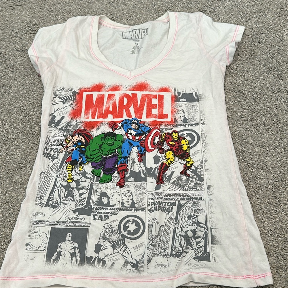 Women’s Marvel Top size small logo graphic tee